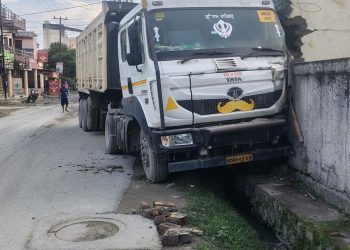 देवीनगर में फिर हादसा: घर में जा घुसा ट्रक, हादसा होते-होते बचा