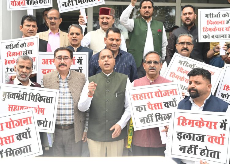 लोग बिना इलाज के जान गवां रहे हैं और मुख्यमंत्री साज़िश कर रहे हैं , विजिलेंस के अधिकारियों पर केस बनाने का दबाव बना रहे हैं मुख्यमंत्री