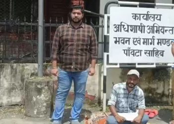 पांवटा साहिब : नगर पालिका के जेई मुकेश व ठेकेदार राजेंद्र के खिलाफ धरने पर बैठा युवक