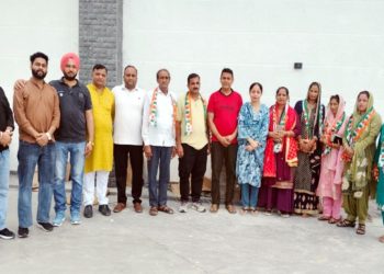 Himachal: प्रधान-उपप्रधान समेत पूरी पंचायत ने एक साथ थामा कांग्रेस का हाथ, विधायक ने पहनाया पार्टी का पटका