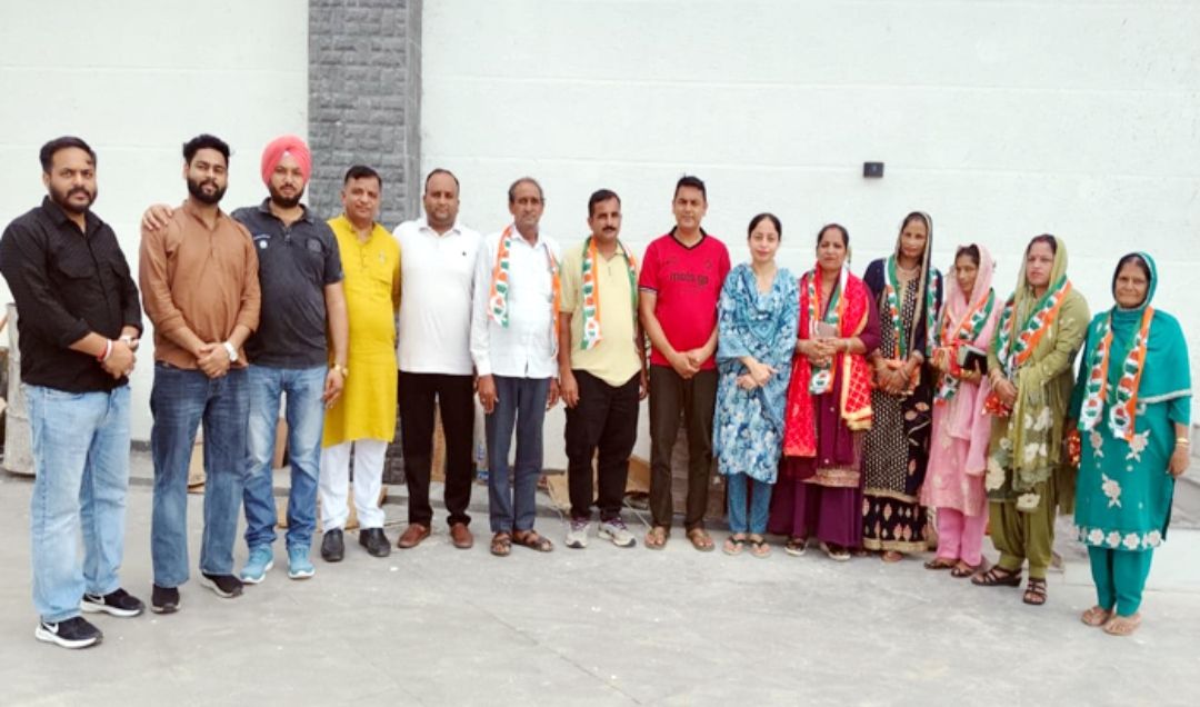Himachal: प्रधान-उपप्रधान समेत पूरी पंचायत ने एक साथ थामा कांग्रेस का हाथ, विधायक ने पहनाया पार्टी का पटका