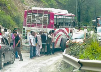 चलती बस के खुले दोनों टायर, चालक की सूझबूझ से बचे 20 से 25 यात्री