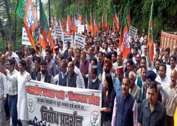 Shimla: सरकार के खिलाफ जयराम-बिंदल के साथ सड़कों पर उतरा विपक्ष, CM आवास का किया घेराव