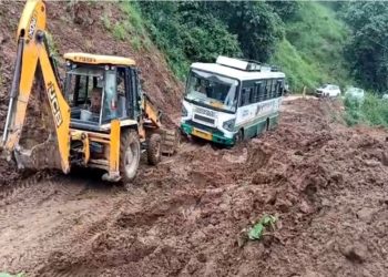 अचानक दरकी पहाड़ी, दलदल में फंसी सवारियों से भरी HRTC बस…मची अफरा-तफरी!