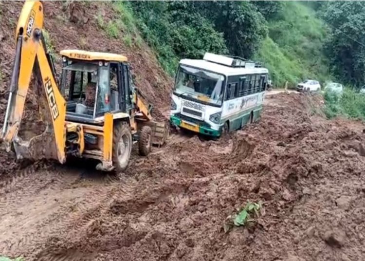 अचानक दरकी पहाड़ी, दलदल में फंसी सवारियों से भरी HRTC बस…मची अफरा-तफरी!