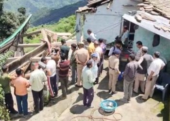चंद घंटों के भीतर सिरमौर में दूसरा बड़ा हादसा, तीन मंजिला मकान ढहने से मां-बेटी की मौत; दो मासूम बच्चियां घायल