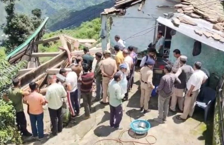 चंद घंटों के भीतर सिरमौर में दूसरा बड़ा हादसा, तीन मंजिला मकान ढहने से मां-बेटी की मौत; दो मासूम बच्चियां घायल