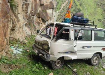 चंबा के भरमौर में टला बड़ा हादसा, ब्रेक फेल होने पर चालक ने पहाड़ी से टकराई वैन; 2 लोग गंभीर घायल