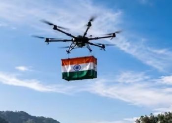 भारतीय डाक विभाग की अनूठी पहल, हिमाचल में पहली बार ड्रोन से पहुंचाया तिरंगा, पूर्व सैनिक को मिला राष्ट्रध्वज
