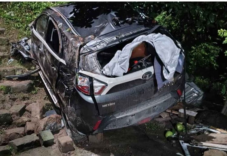 सिरमौर के नाहन में देर रात ढांग में गिरी कार, छह सवारों में दो गंभीर घायल; मची अफरा-तफरी