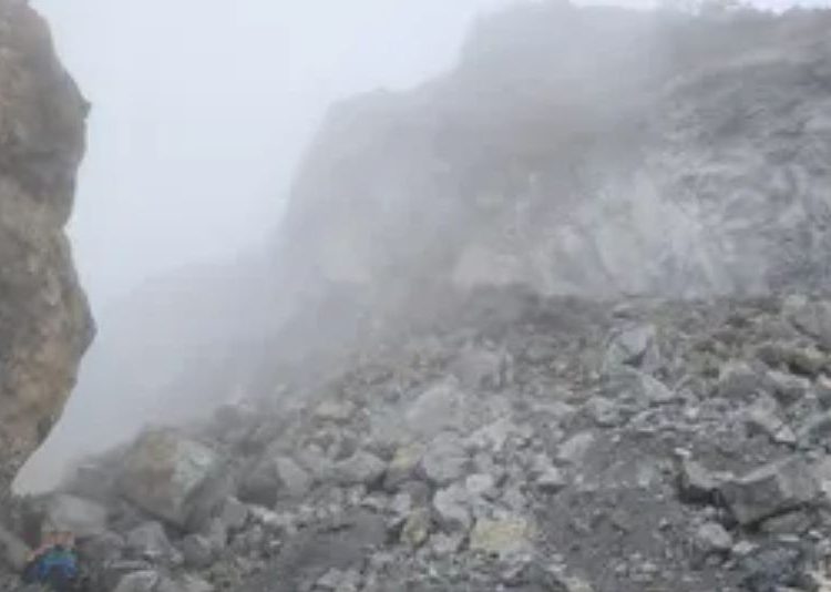 शिलाई : खदान में भूस्खलन के बाद तीन लोग मलबे में दबे रोक बावजूद भ्रष्ट माइनिंग अधिकारी सरित चंद्र की मिलीभगत से सिरमौर में हो रहा अवैध खनन