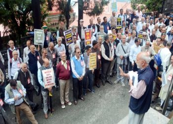 Himachal: फाइनांस बिल अमैंडमैंट के खिलाफ शिमला में गरजे पैंशनर्स, 25 नवम्बर को संसद मार्च का ऐलान