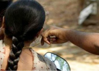 महिला की आंखों में मिर्ची डालकर चेन छीनने का प्रयास