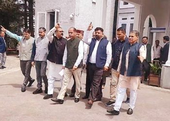 Himachal: आऊटसोर्स भर्तियों के मुद्दे पर विधानसभा में भारी हंगामा, विपक्ष ने सदन से किया वॉकआऊट