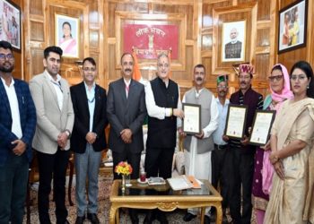 हिमाचल के 3 पारंपरिक उत्पादों को मिला ”जीआई टैग”, राज्यपाल ने कारीगरों को सौंपे प्रमाण पत्र