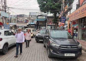 सिविल अस्पताल से श्मशान घाट जाने वाले मार्ग पर गलत पार्किंग बनी परेशानी