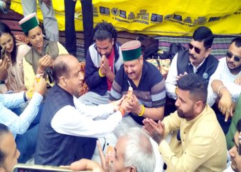 Shimla: जयराम ठाकुर ने खत्म करवाया टैक्सी ऑप्रेटरों का धरना, सुक्खू सरकार से की ये बड़ी मांग