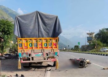 दर्दनाक हादसा: खड़े ट्रक से टकराई स्कूटी, एक छात्र की मौत…2 घायल