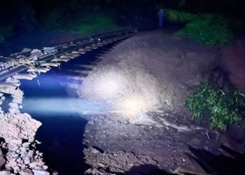 Solan: भारी बारिश के कारण विश्व धरोहर कालका-शिमला रेलवे ट्रैक हवा में लटका, 10 ट्रेनें रद्द