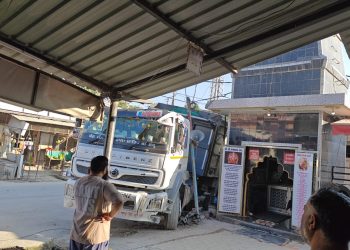 पांवटा साहिब : अनियंत्रित ट्राला ने शनि मंदिर को पहुंचाया नुकसान ,देवी नगर में नहीं थम रहा ट्रालो का कहर , बड़ा हादसा टला