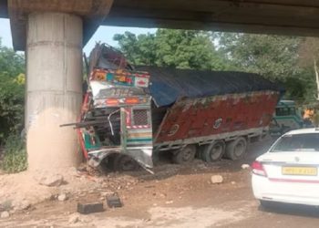 भीषण सड़क हादसा, पुल के पिलर से टकराया सरिया लदा ट्रक…चालक की मौके पर मौत