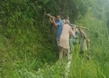 आजादी के 8 दशक बाद भी सड़क को तरस रहा सोलन का ये गांव, मेन रोड तक पहुंचने के लिए एक घंटे तक पैदल चलते हैं ग्रामीण