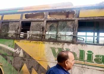 हिमाचल में बिना बारिश के दरकी पहाड़ी, चलती बस पर गिर मलबा…मचा हड़कंप