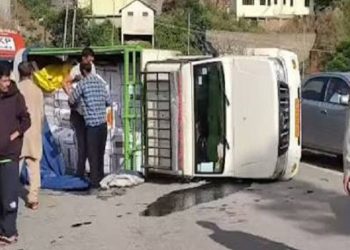 सोलन में हादसा, सड़क पर पलटी सेब से लदी पिकअप गाड़ी…2 लोग घायल