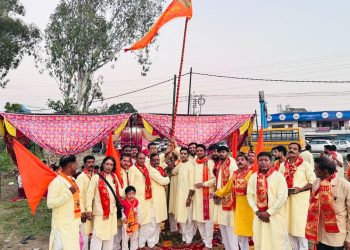 आदर्श राम जन कल्याण समिति द्वारा झंडारोहण शोभायात्रा संपन्न