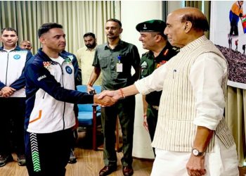 जिन 20 चोटियों पर कोई कदम नहीं रख पाया…वहां हिमाचल के लाल ने तिरंगा फहराया, रक्षा मंत्री से मिला सम्मान