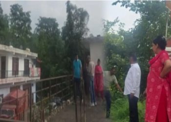 महिला कर्मी का कारनामा! सरकारी पाइपों से बना दी घर की रेलिंग, विजिलेंस ने मारी रेड