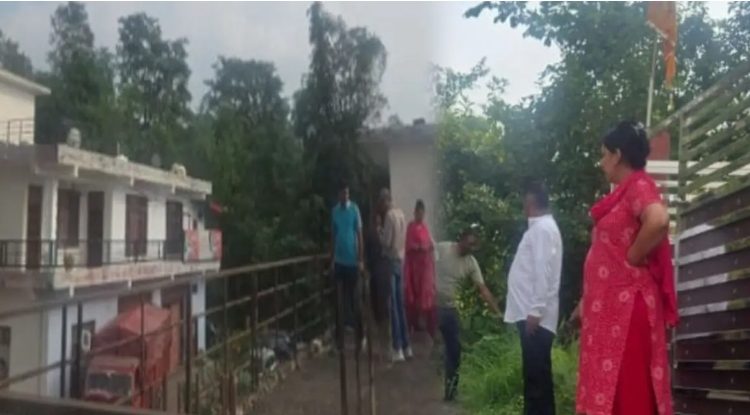 महिला कर्मी का कारनामा! सरकारी पाइपों से बना दी घर की रेलिंग, विजिलेंस ने मारी रेड
