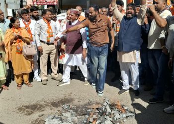 नाहन में राहुल गांधी और कांग्रेस सांसद अंगोमचा बिमोल अकोइजम के पुतले फूंके गए