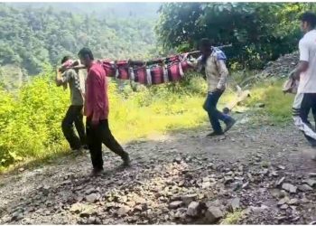 सिरमौर के इस गांव में 80 साल की महिला के शव को डंडे से बांधकर 6 KM कंधे पर ढोया, बंद सड़क ने खोली सिस्टम की पोल