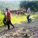 सिरमौर के इस गांव में 80 साल की महिला के शव को डंडे से बांधकर 6 KM कंधे पर ढोया, बंद सड़क ने खोली सिस्टम की पोल