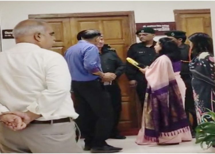 Solan: राज्यपाल के कार्यक्रम में गए 5 शिक्षकों को नोटिस जारी होने पर नौणी विश्वविद्यालय में हंगामा