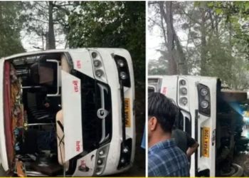 हिमाचल में सवारियों से भरी निजी बस पलटी, चीख-पुकार सुन दौड़े लोग; खाई में गिरने से बची