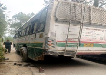 चलती HRTC बस के अचानक निकले पिछले दोनों टायर, 21 यात्रियों की बाल-बाल बची जान