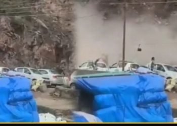 हिमाचल में खराब मौसम के बीच लैंडस्लाइड- मलबे में दबीं चलती गाड़ियां, मची अफरा-तफरी