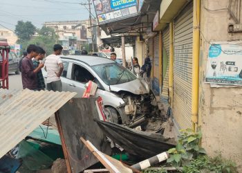 पांवटा साहिब में अनियंत्रित कार ने साइकिल सवार महिला को मारी जोरदार टक्कर, दुकान के शटर से टकराई; हालत गंभीर