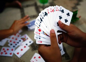 Sirmaur: जुए के अड्डे का भंडाफोड़! 1.41 लाख कैश सहित 10 गिरफ्तार, मकान मालिक पर भी केस दर्ज