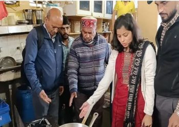 Himachal : त्यौहारी सीजन में सेहत से खिलवाड़, मिठाई की दुकानों में मिले कॉकरोच; नोटिस जारी