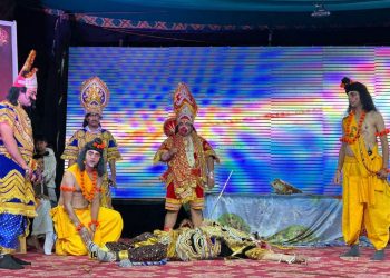 बदरी नगर रामलीला में राम-रावण युद्ध और रावण वध का भव्य मंचन, नवनीत चौधरी ने क्लब को भेंट किए 11 हजार रुपये